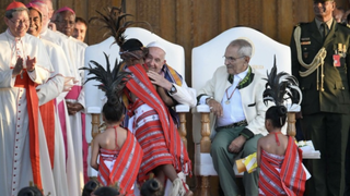 El Papa se abraza a un niño en su primer encuenttro en Timor Oriental