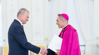 Nauseda, con Georg Gänswein