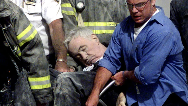 El cuerpo del franciscano Michael Judge, fallecido en el atentado contra las Torres Gemelas