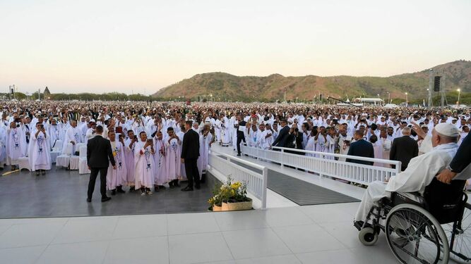 El papa saluda a los fieles al final de la misa