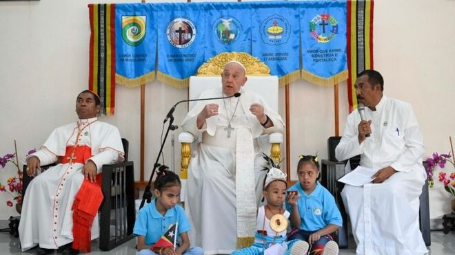El Papa, con los niños en Dili