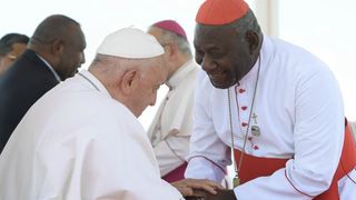 El Papa saluda al cardenal Ribat