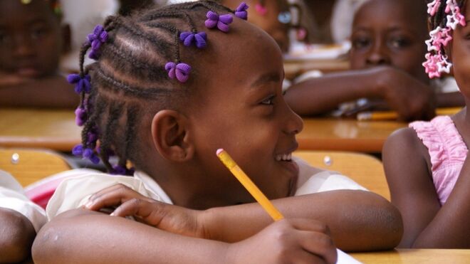 Una niña en una escuela de Angola