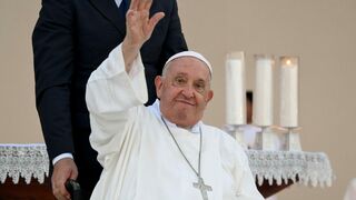 Francisco saluda desde el altar antes de la misa en Timor Oriental