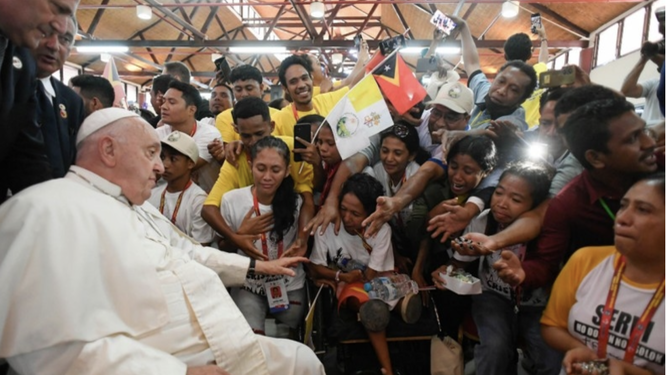 Francisco, con los jóvenes