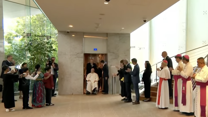 El Papa entra, en ascensor, a la zona VIP