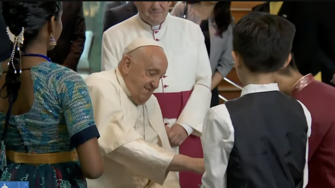 El Papa entrega unos rosarios a los niños que lo recibieron