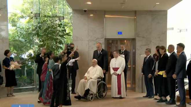 El Papa observa el baile de los niños en el aeropuerto de Singapur