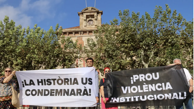 Las víctimas protestan ante el Parlament