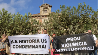 Las víctimas protestan ante el Parlament