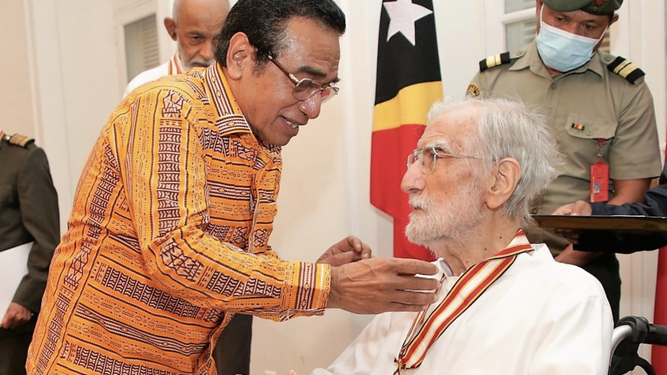 El padre Felgueiras recibiendo una insígnia de las autoridades de Timor Oriental