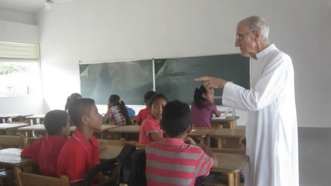 El jesuita Joao Felgueiras en una escuela de Timor Oriental