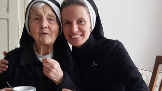 La Hna. Olha Ladzhun, a la izquierda, y la Hna. Emanujila Vishka aparecen en una foto tomada en enero de 2024