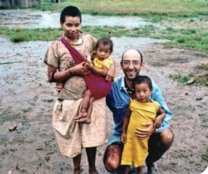 Martínez de Aguirre con una familia del Amazonas