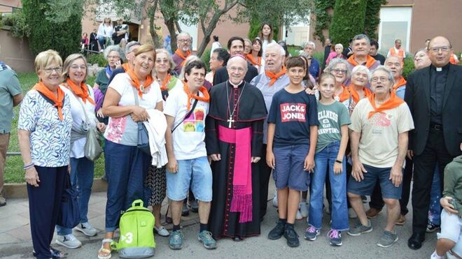Agustí Cortés con un grupo de feligreses de Sant Feliu de Llobregat