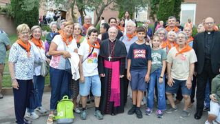 Agustí Cortés con un grupo de feligreses de Sant Feliu de Llobregat