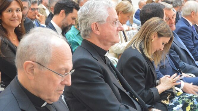 Agustí Cortés, sentado en primer plano, junto a Joan-Enric Vives