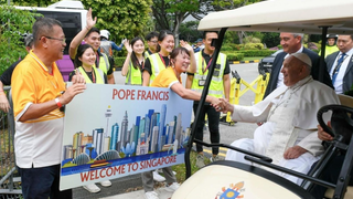 Bienvenida al papa Francisco en Singapur