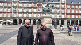La 'cumbre' sedevacantista en la plaza Mayor