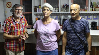 El párroco Javier Ojeda con María Ángeles y José Antonio, voluntarios de la Mesa por la Hospitalidad.