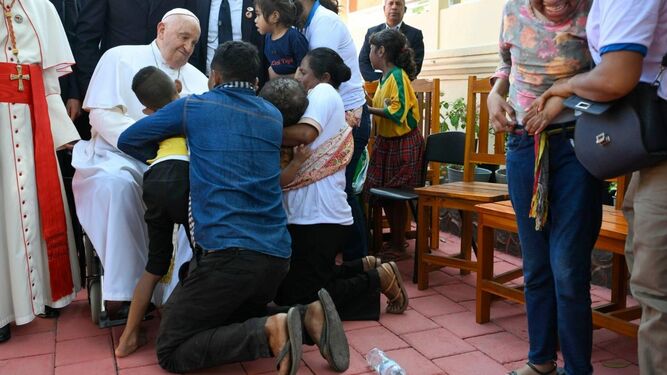 Francisco abraza a una familia con niños discapacitados