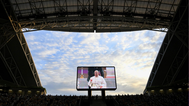 Francisco, en una pantalla gigante en el Estadio Nacional de Singapur
