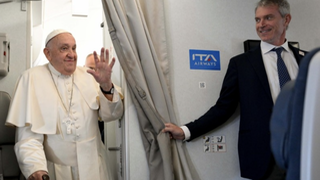 El Papa saluda a los periodistas