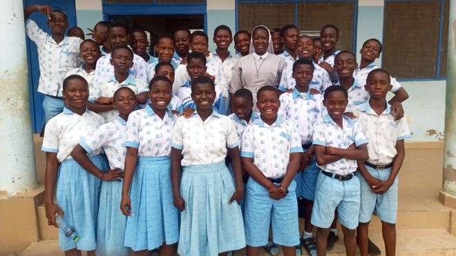 Sor Emmanuella Dakurah, HHCJ con su clase. Ghana