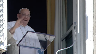 Francisco saluda a los fieles desde el balcón