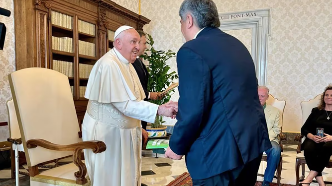 Francisco saluda a Pablo Moyano
