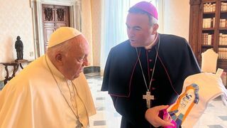 El papa Francisco con el arzobispo de Tirana, Arjan Dodaj