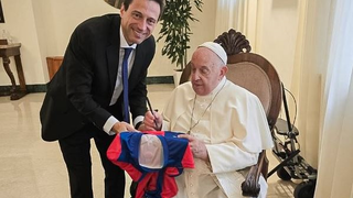 Marcelo Moretti entrega a Francisco una camiseta del equipo azulgrana