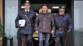 Carabinieri trasladan a un capo mafioso italiano, en una foto de archivo