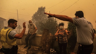 La Guardia Republicana desaloja una población afectada por el fuego