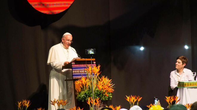 Francisco en el II Encuentro Mundial de Movimientos Populares (Bolivia, 2015). A la derecha, Xaro Castelló