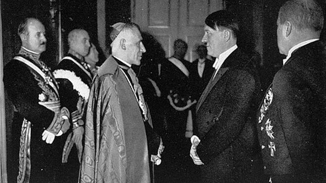 El Papa Pío XII (centro a la izquierda) se reúne con Adolf Hitler