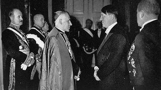 El Papa Pío XII (centro a la izquierda) se reúne con Adolf Hitler