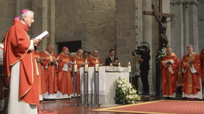 El arzobispo Vives en la ordenación del su ahora obispo coadjutor