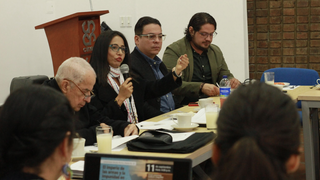 Yuru Quintero, con micrófono en el centro de la imagen