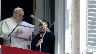 Francisco prepara sus papeles para la catequesis