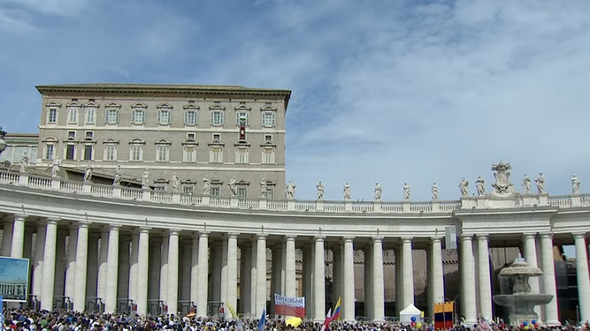 El Palacio apostólico desde la plaza de san Pedro