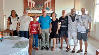 Miembros del Equipo Itinerante, con el obispo de Iquitos