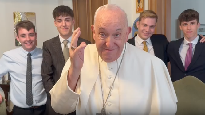 Papa Francisco con los cuatro jóvenes de Tortosa