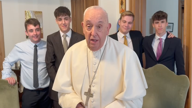 El Papa y los jóvenes aspirantes a cura