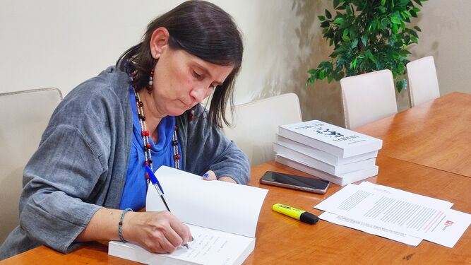 La periodista y escritora Elena Rodríguez-Avial firmando ejemplares de su libro