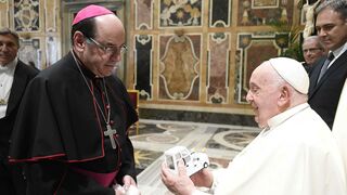 El Arzobispo de Pamplona entregó recientemente un detalle de un preso al Papa en Roma