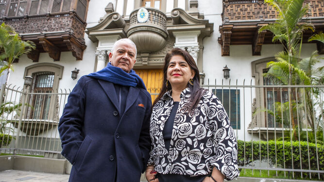 Pedro Salina y Paola Ugaz, en Lima, ante la Nunciatura