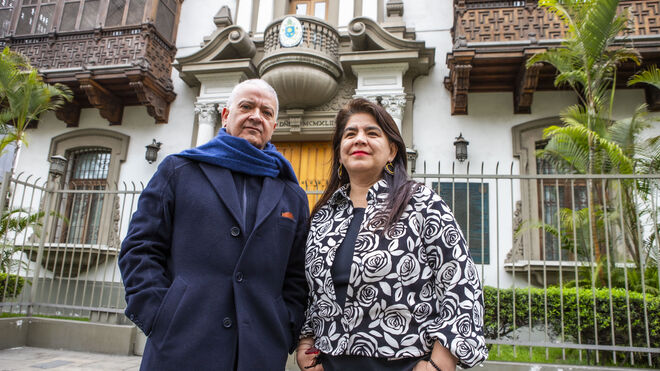Pedro Salinas y Paola Ugaz, en Lima, ante la Nunciatura