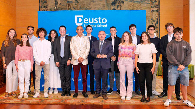 Estudiantes de Deusto Business School, con el Premio Nobel de Economía, el rector de Deusto y el decano de Deusto Business School