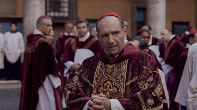 Ralph Fiennes, en el papel del cardenal Lawrence